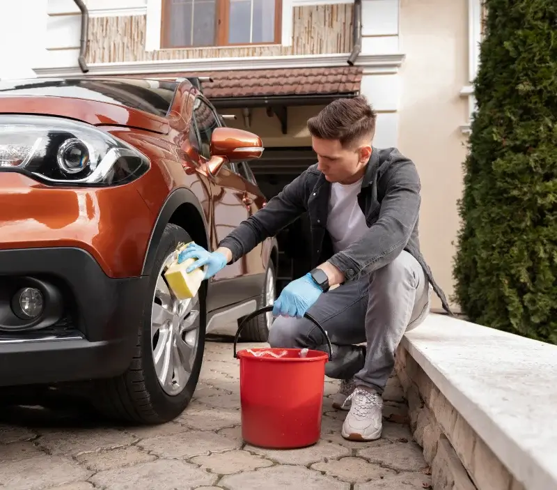 Lavage auto à domicile Ventenac : professionnel intervenant sur un véhicule